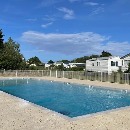 Mobil Avec Piscine Sur La Cote De Granit Rose Holiday home Tregastel